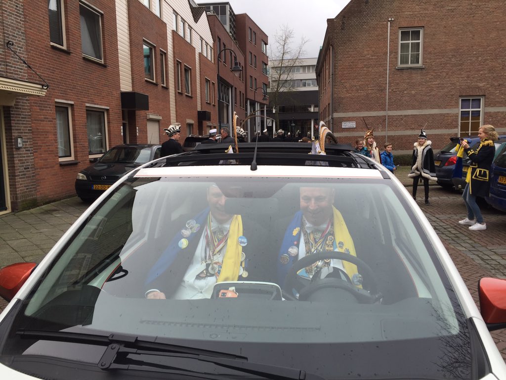 bianca_hoegee's tweet photo. Nieuwe Prinsmobiel? #keihendig @StadsprinsOss https://t.co/Ms1jctME0k