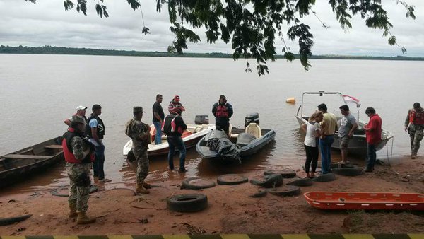 LaNacionPy's tweet photo. Hallan un cuerpo en río Paraná y sigue búsqueda de desaparecidos https://t.co/2zQZHMbCny #País https://t.co/LBpVwLCefA
