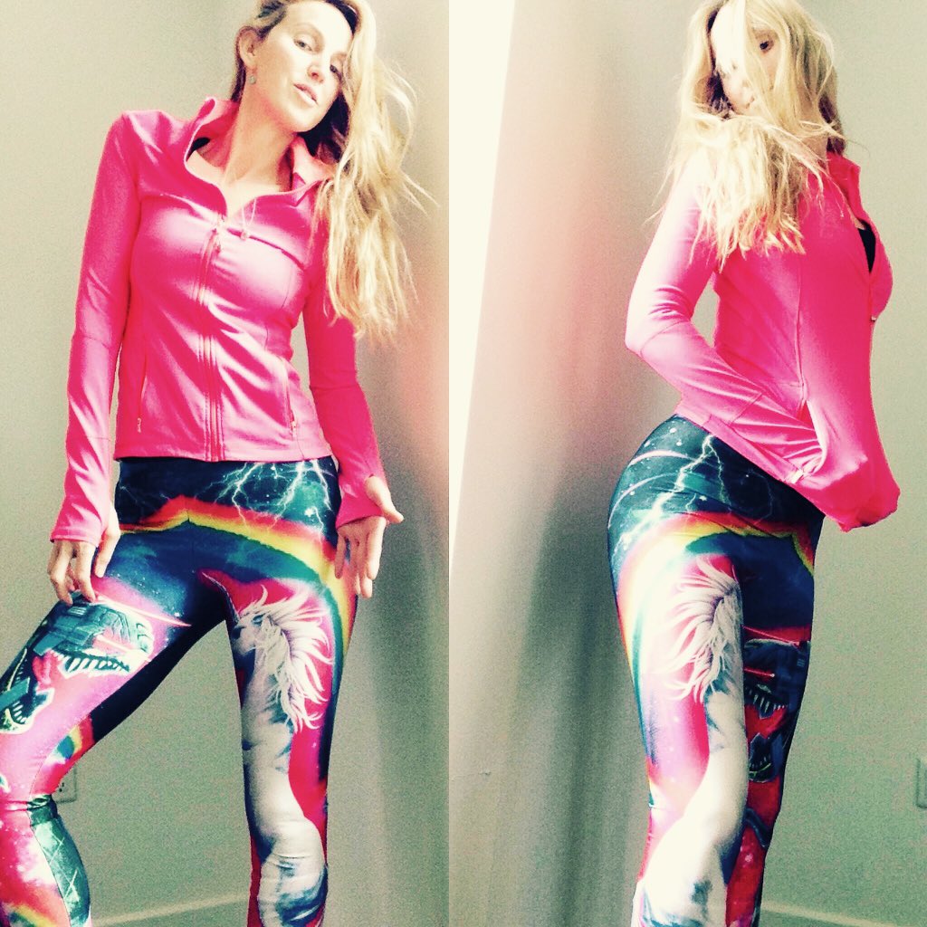ideabox_yo's tweet photo. #timetoteachyoga #sleepilyunicorn #unicorns #LoveAmazon #lovemypants 🌈🌈🌈🌈 https://t.co/RP81Jvh5R3