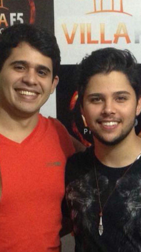 InfoRVianna's tweet photo. Mais uma foto do Renato com um fã no show! https://t.co/RkA3fVNkzl