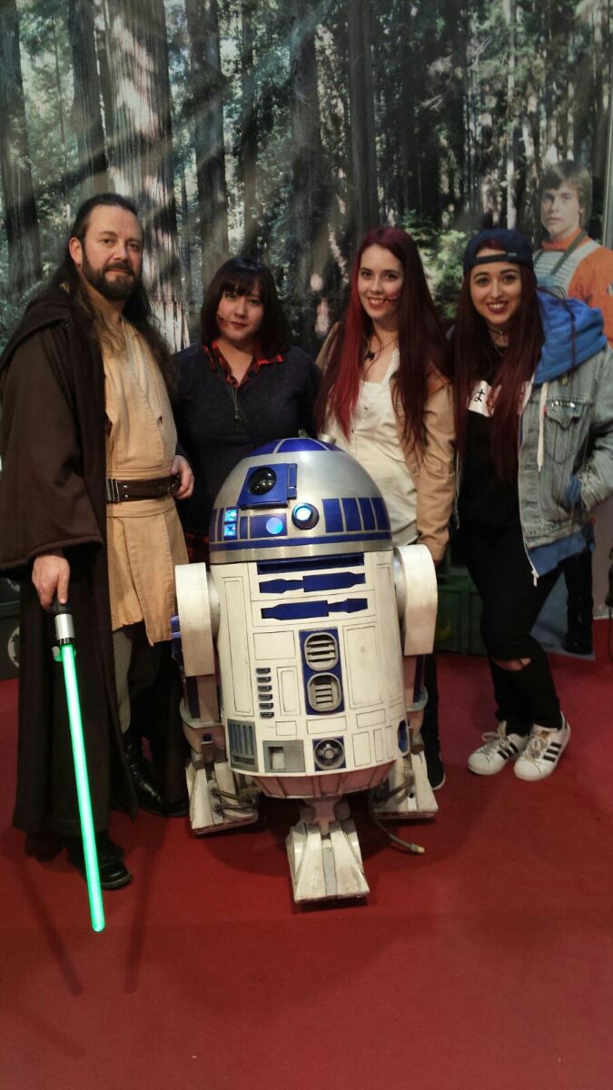 LostInChaos3's tweet photo. En el #SalonDelCine con R2D2 y Qui-Gon, tendréis DAILY! https://t.co/U7Sh2KFV54