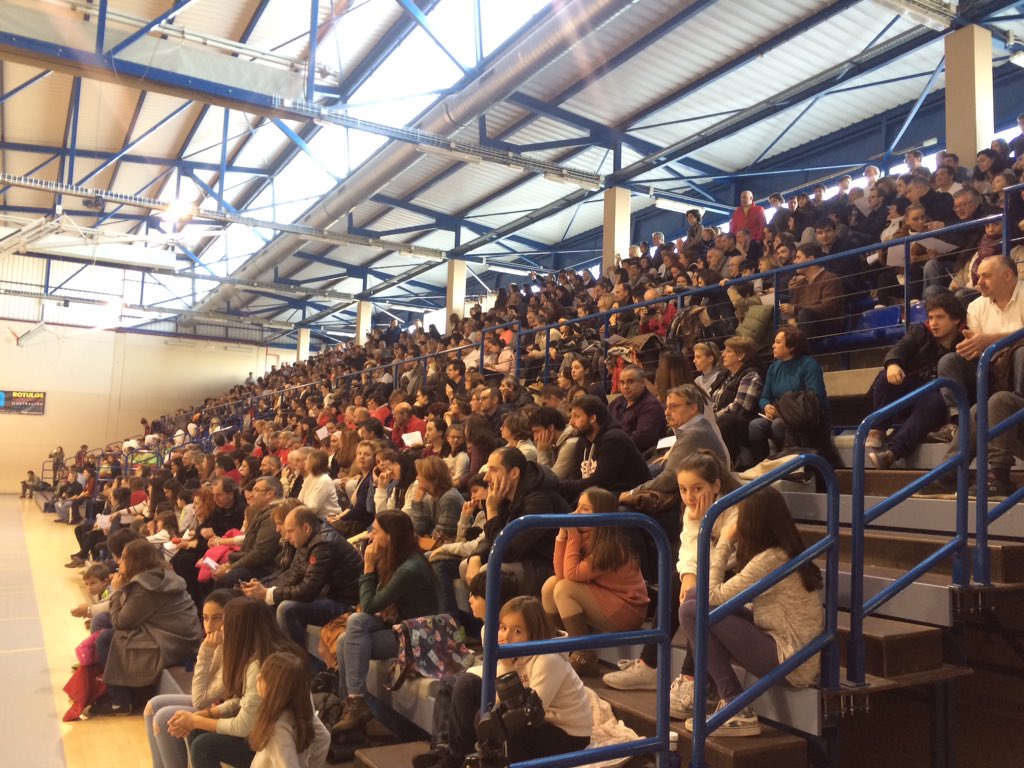 SAGdeporte's tweet photo. Ambientazo en al campeonato autonómico de patinaje artístico grupo show. Podéis seguirlo en https://t.co/nDs4DmfpiZ https://t.co/xQFm5cEsMY