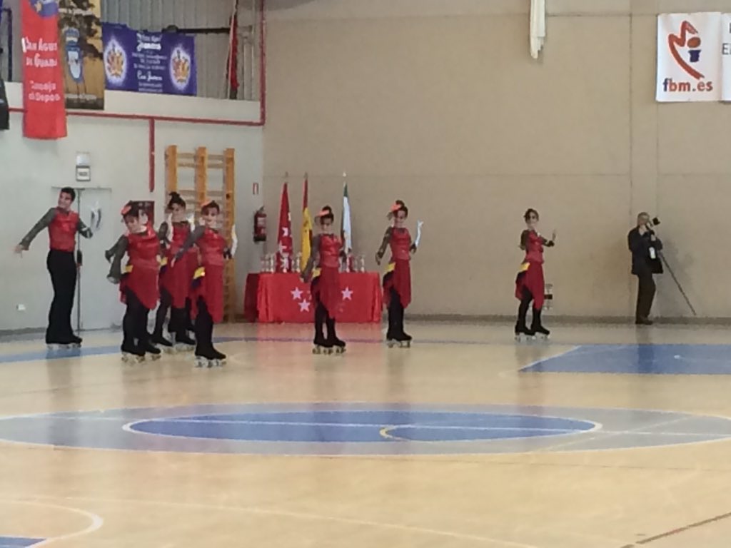 SAGdeporte's tweet photo. Ambientazo en al campeonato autonómico de patinaje artístico grupo show. Podéis seguirlo en https://t.co/nDs4DmfpiZ https://t.co/xQFm5cEsMY