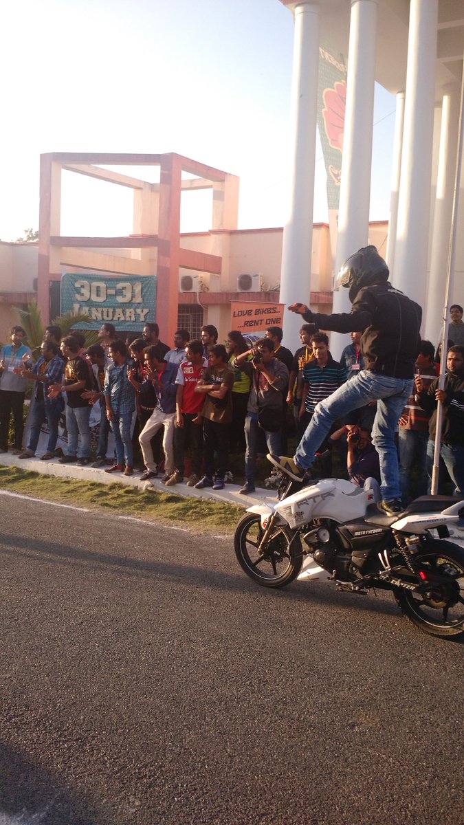 IIM_Udaipur's tweet photo. Nitro carnival proved to be a crowd puller at IIM Udaipur's #Audacity16 presented by Bank of Baroda https://t.co/fyIIQqegTU
