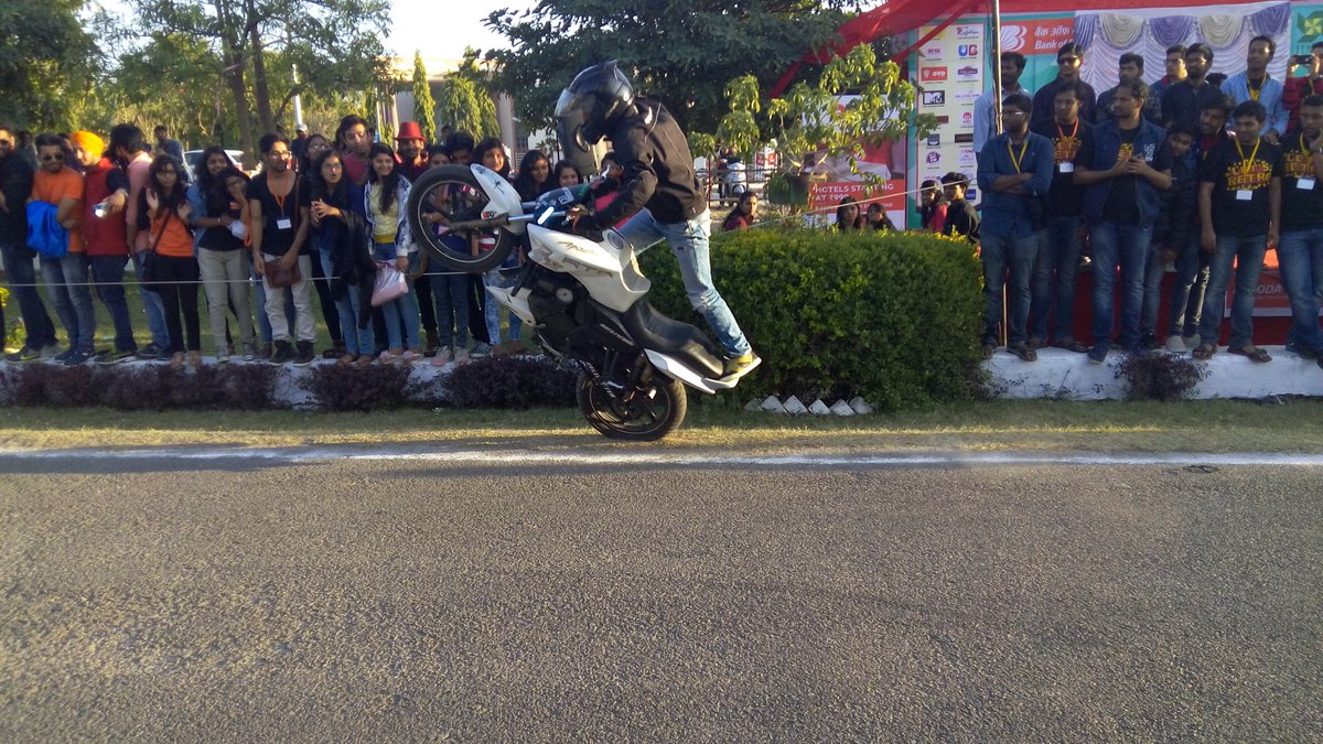IIM_Udaipur's tweet photo. Amazing stunts and an enthralling crowd. Audacity 2016. #Audacity16 @audacityiimu https://t.co/cdHJxHSBac