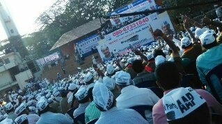 Aapkadivyang's tweet photo. RT sumitnegi: Today's rally scene at Bangalore. People waiting for ArvindKejriwal to speak. #KejriwalAgainstRule8 https://t.co/UITEKX7Lua