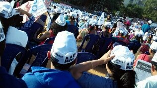 Aapkadivyang's tweet photo. RT sumitnegi: Today's rally scene at Bangalore. People waiting for ArvindKejriwal to speak. #KejriwalAgainstRule8 https://t.co/UITEKX7Lua