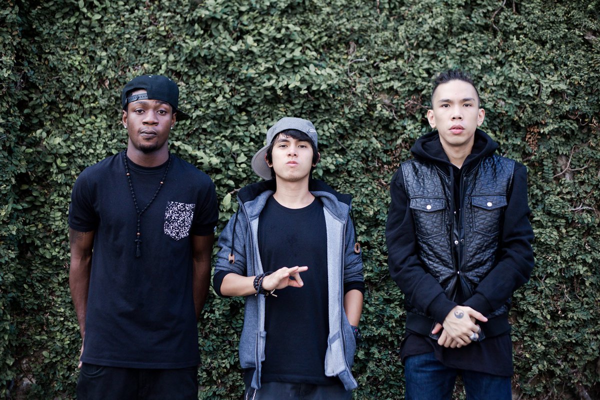 derangedpoet's tweet image. Posted with the crew👍✌👌 @LDPilipinas for @Purveyr Magazine. Showing up for the #PurveyrMagazineLaunchTour real soon!