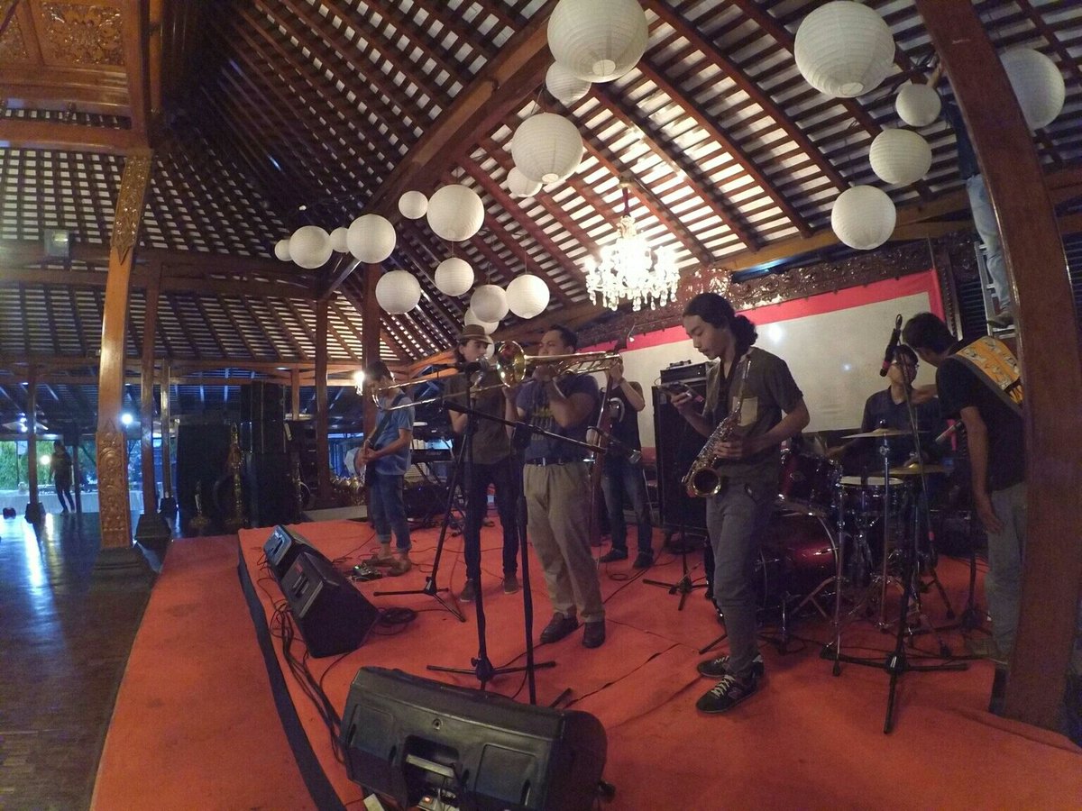 Tripitipsi's tweet photo. KEMAREN! SISITIPSI live at Taman Mini Indonesia Indah.
.
.
.
Repost Path Amor. https://t.co/xzCc05kUUF