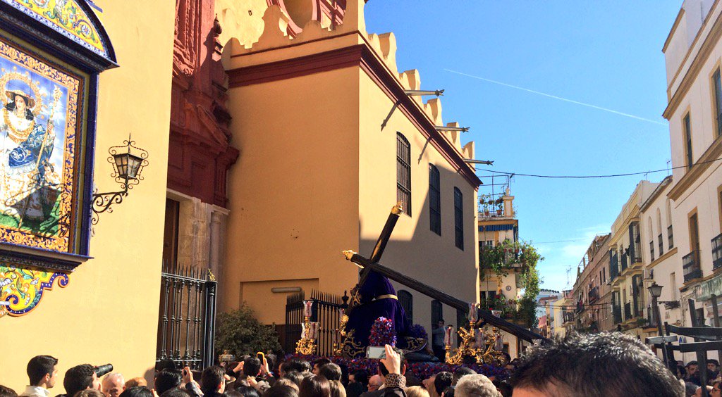 pasionensevilla's tweet photo. Entra en Santa Ana el Cristo de las Tres Caídas de Triana. Próximamente, crónica gráfica en https://t.co/GulLRggZ3a https://t.co/PucW0NHZp6
