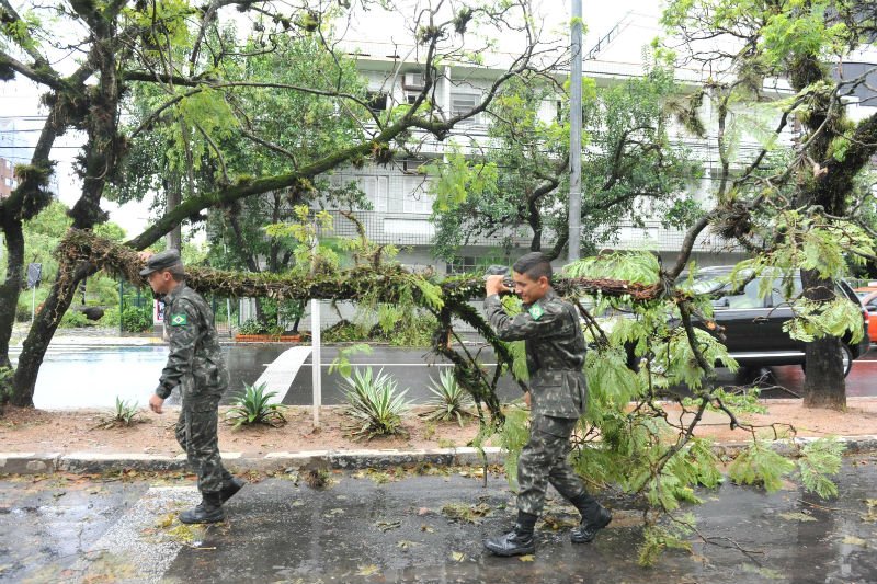 correio_dopovo_'s tweet image. Exército conta com apoio da Smam para liberar vias em Porto Alegre  bit.ly/20fNCO7