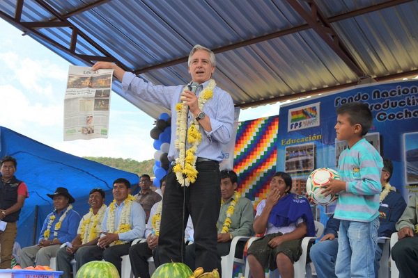 #GarcíaLinera denuncia que quieren privatizar la plaza principal de #Cochabamba goo.gl/mWjyVC