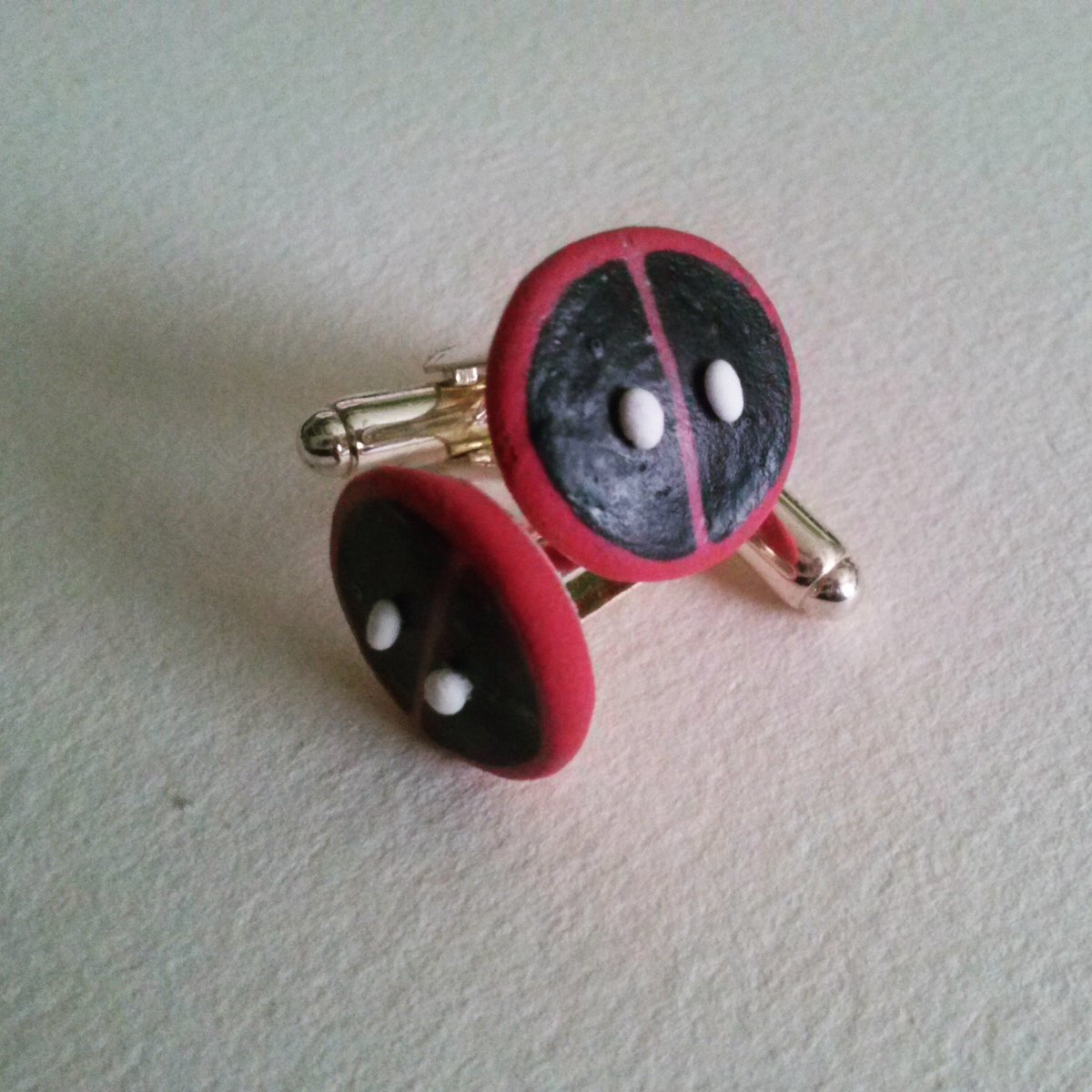 FandomizeMerch's tweet image. ¿No tienes regalo para San Valentín? ¡Deja de buscar y pide tus gemelos de #Deadpool por sólo 6€!