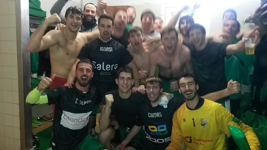 IgnasiMZ's tweet photo. Torna el selfie de la victòria!! Aquest cop en diumenge!!! @handbolbordils Pas a pas!! @salerogirona https://t.co/bkEJlVvIDX