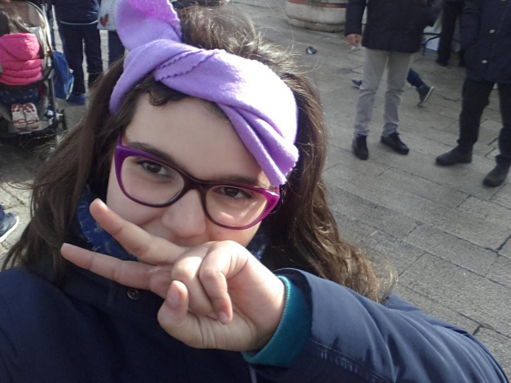 GiuliaGuerra03's tweet photo. Alla Marcia per la Pace ad Alberobello. Notare la mia sciarpetta molto sesky in testa! 😂
#Sciarpetta Sesky 🎀 https://t.co/ldiZDSwKAv