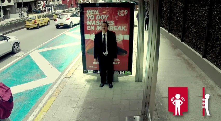 DansTaPub's tweet photo. Kit Kat imagine un affichage offrant des massages aux passants https://t.co/HGlJ4V7PRo https://t.co/BFinq6j1ki