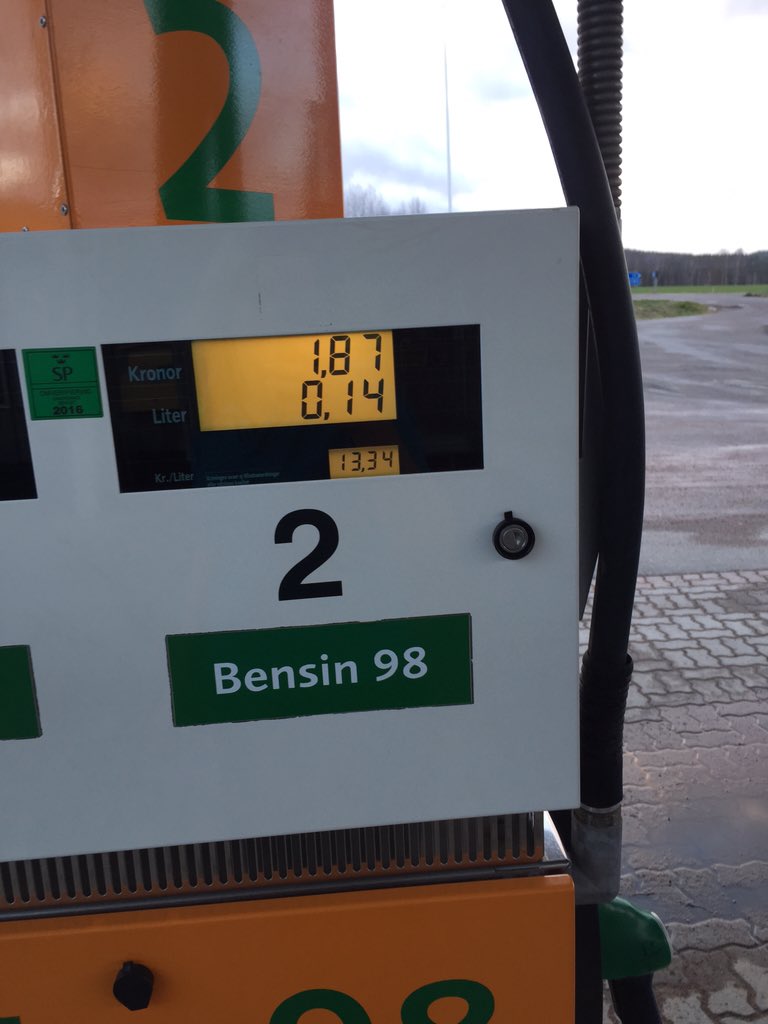 fridaeira's tweet photo. När man är pank (som vanligt) och måste tanka bilen:))) https://t.co/3wBEk79Jqg