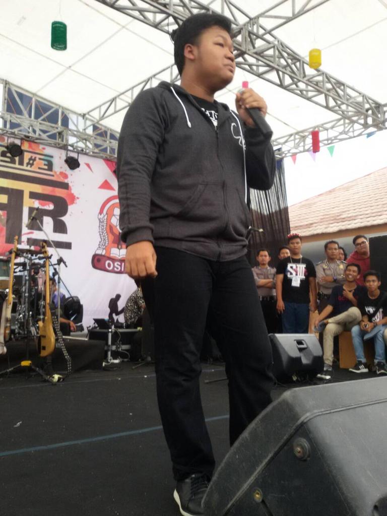 Yg gue suka standup di pensi tuh. Gw bisa ngerasa jaman sekolah yg dlu suram ternyata seru liat cwek2 cakep ketawa:)