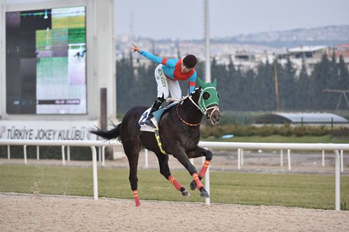Kinowa – Alsancak Koşusu ile 8 de 7 yaptı Kinowa – Alsancak Koşusu ile 8 de 7 yaptı
