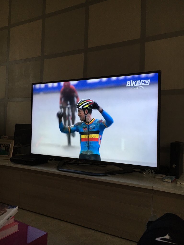 eliaviviani's tweet photo. What a show 😱😱😱 @UCI_cycling world #cyclocross championship 🔝 #zolder https://t.co/t8mTG701gv