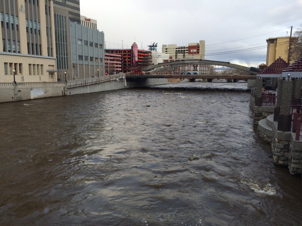 Truckee River flow and new Virginia Street Bridge looking together! Water level info: cnrfc.noaa.gov/graphicalRVF.p…