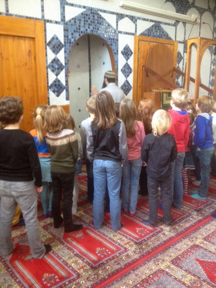 1_2tje's tweet photo. 7-jarige leerlingen bezoeken jihad-moskee in Arnhem: 
https://t.co/HiUVidwBZ3
#Heijenoordschool #Verschuer #HetBroek https://t.co/lKIlNXy3Vn