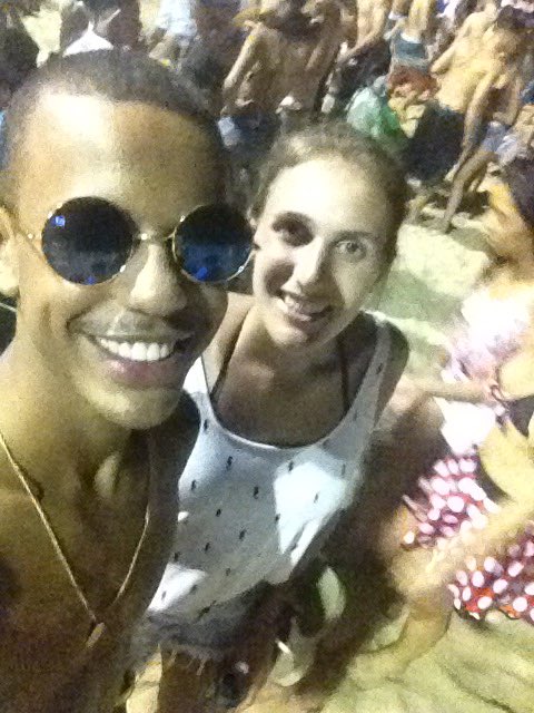 Paulogss7's tweet photo. Segura a foto com a gringa #eusouputa #whatisthis? #tuchupapica? https://t.co/31rXDLcFoS