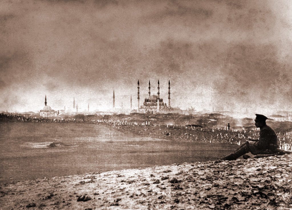 HistoryInPics's tweet photo. A Russian soldier looking over Selimiye Mosque in Edirne, Turkey, circa 1878. https://t.co/HtoCFonMJb