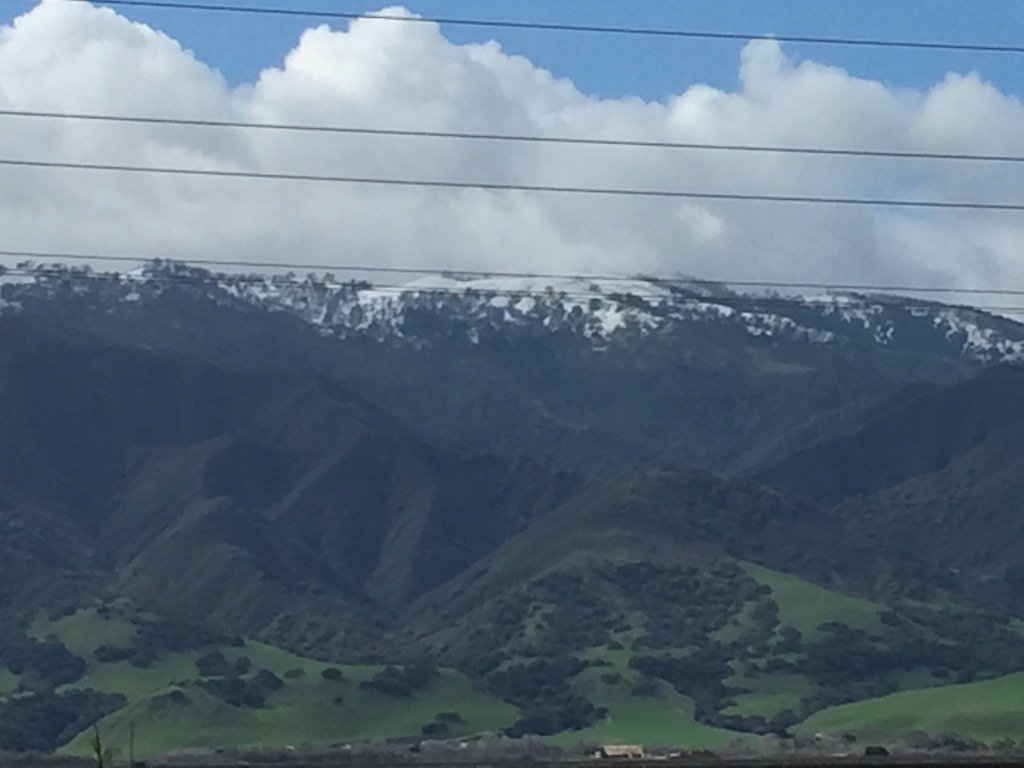 CoachCallero's tweet photo. Driving back to SLO from the Bay. Can't believe I can see snow from the 101 outside of Salinas #sloshare #ElNino https://t.co/q2uWYf3Fad