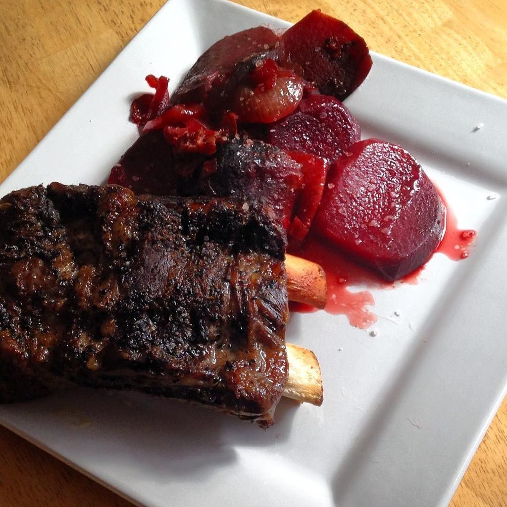 PhoropterRaptor's tweet photo. Beef ribs and beets. #foodporn #homecooking #crockpot #beets #beetsrule #dopebeets https://t.co/DpJpTSzx5H https://t.co/1fAWtfo1Kw
