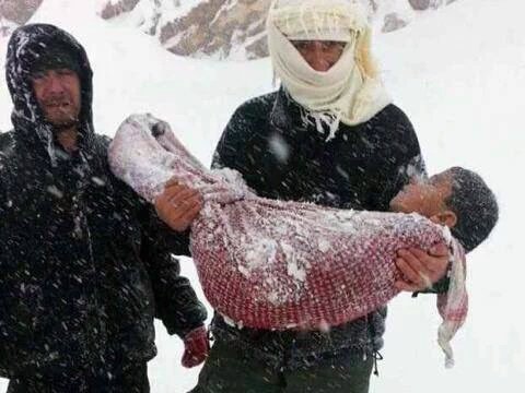 ybenderbal's tweet photo. Enfants de #Syrie abandonnés sans pitié par ce monde. Ils meurent de froid, de faim, sous les barils et les bombes. https://t.co/WW323g55bB