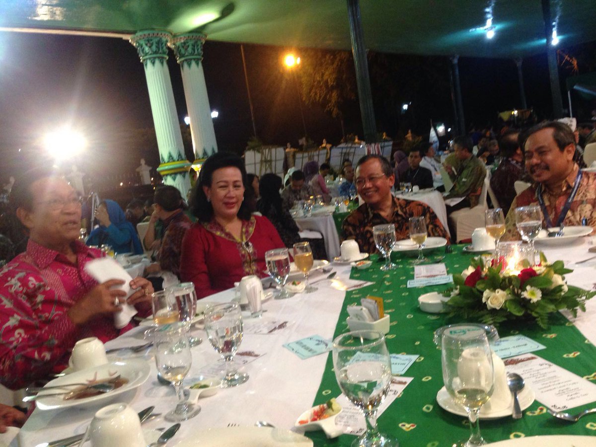 Selamat dan sukses
Atas terpilihnya Prof. Dr. Suyatno, M.Pd 
Sebagai ketua Forum Rektor Indonesia 2016 - 2017.