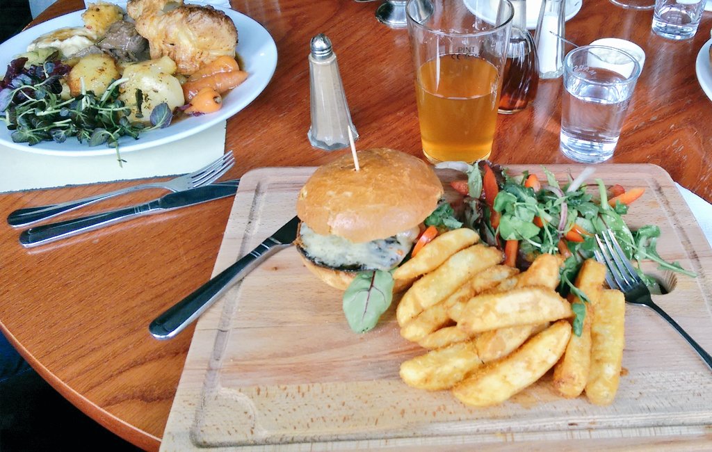 Kevin_Atkins's tweet image. @Kevinmanfield @NewInnBoutique @SamNewInn Mushroom Burger for me ta. Lovely. @MsFungi roast beef photo bomb!!!