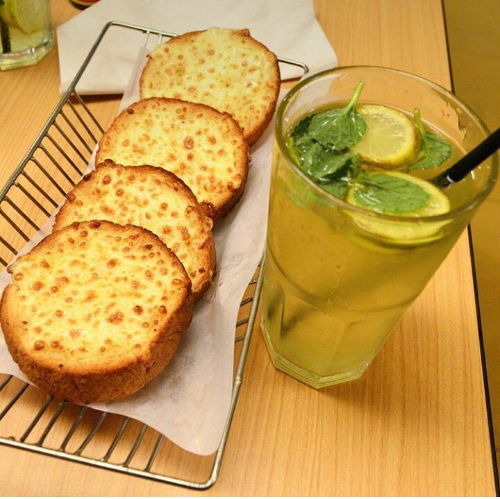 EatLocal_Mumbai's tweet photo. Garlic Bread+ Virgin Mojito = Lethal Combination😍 
PC: @shazia_delhieater 
#PizzaHut #Mojito #FoodAndDrinks #Pizza https://t.co/KBoQNfqBCh