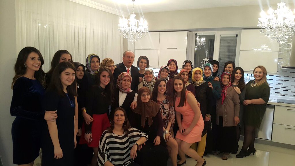 Kız kardeşimin kızının nişanındayız, yeğenlerime mutluluklar diliyorum