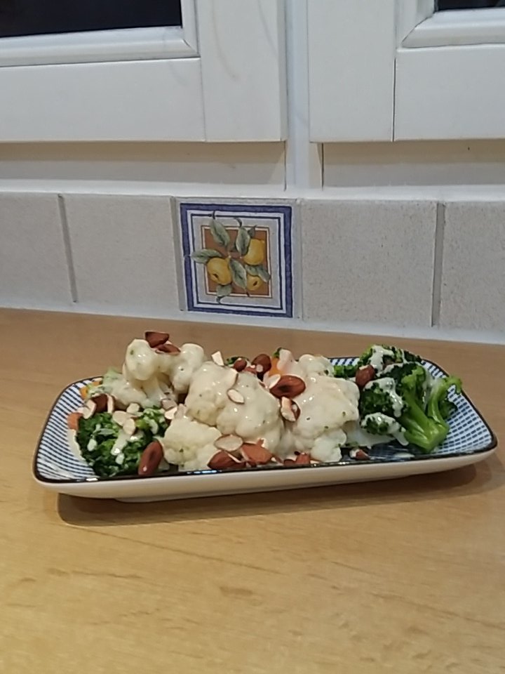 skater_tom83's tweet photo. Brokkoli-Blumenkohl-Gemüse mit Mandel-Limettensoße und gerösteten Mandeln.
#ohnezucker #vegan #gesundwiesau https://t.co/wA9gWKAcCw
