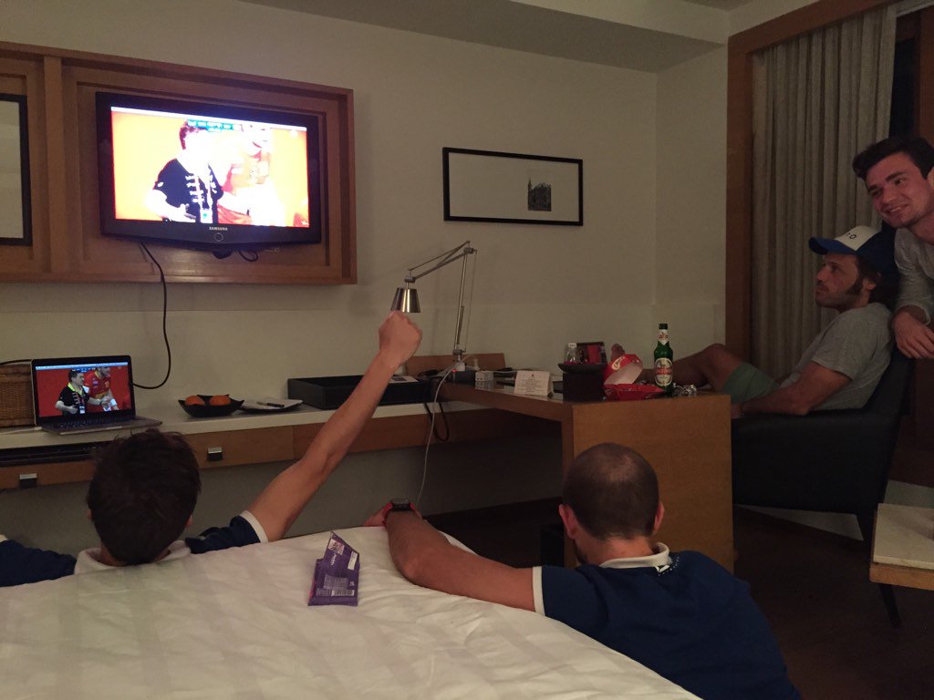 MoritzFuerste's tweet photo. Eine deutsch, australisch, schwedisch, indisch, und man höre:spanische Handballfeier in Mumbai!!! Das kann nur Sport https://t.co/TVgnRBdw8k
