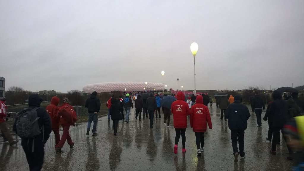 Sadesäästä huolimatta täysi tupa. <a href="/FCBayern/">FC Bayern München</a> vs. Hoffenheim #FCB #AllianzArena <a href="/KTalaslahti/">Katriina Talaslahti</a> @PauliinaT5