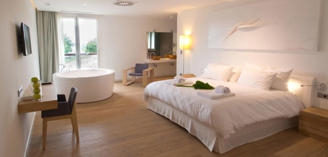 diarioviajero's tweet photo. Hoteles con arte y bañeras exentas en las habitaciones: Arantza Hotela  https://t.co/3QKCsi0z3H https://t.co/uSrnTHz8TB
