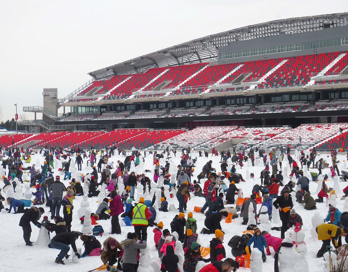 ottawalifers's tweet photo. Snowman world record attempt @lansdowneprk! What an awesome and very Canadian scene! #ottawa #myottawalife https://t.co/Vz2zl0p6so
