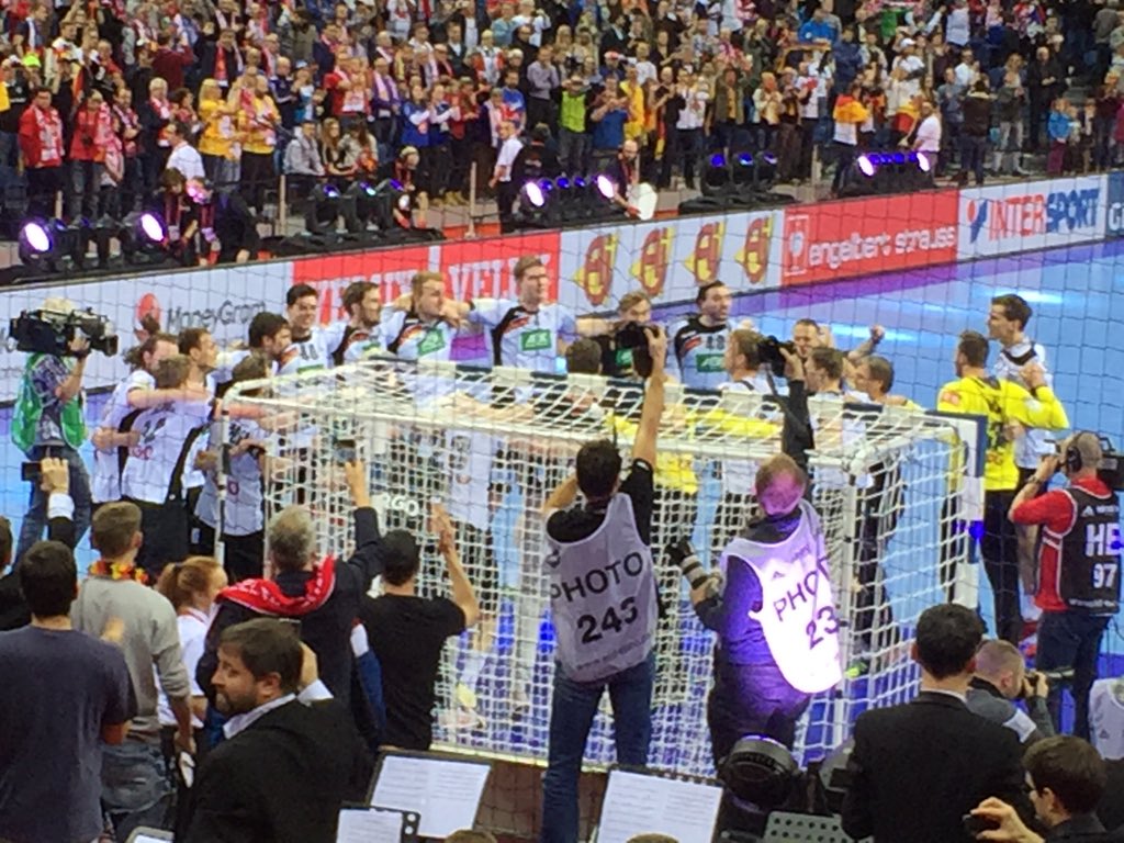 73Kretzschmar's tweet photo. Gooooold. 🏅 Europameister 🇩🇪👊🏼. Unfaßbar. 💪🏼 @DHB_Teams #ehfeuro2016 https://t.co/wFKMrUWvpx