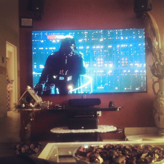 hashtagstarwars's tweet photo. New #DarthVader Instagram by @beto_310890 // Viendo una peli bien casual #starwars #SoyTuPapi #bb8 https://t.co/1IWBAgxGb7