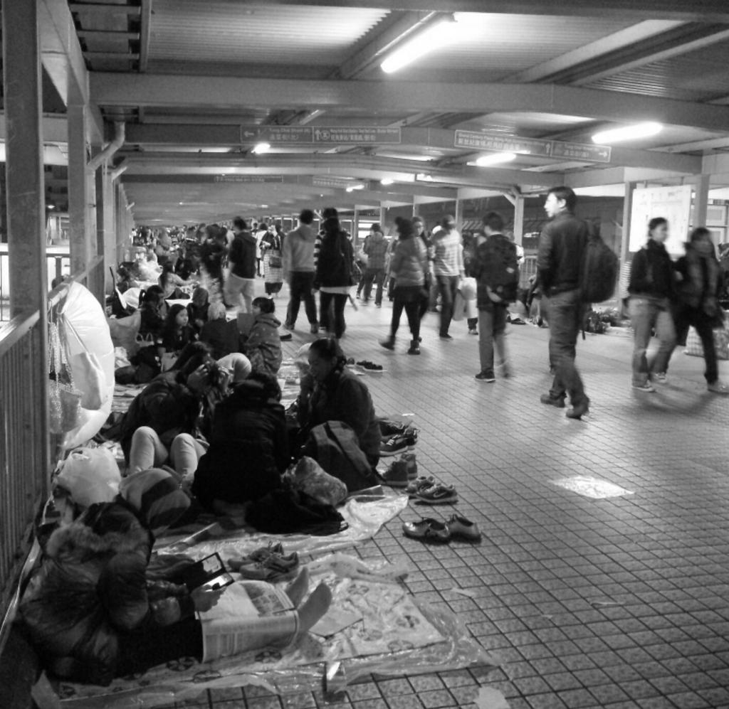 lamlamcasey's tweet photo. Domestic helpers in HK: Spending their only holiday at pedestrian bridge. Why so limited open space ? #CJMinor https://t.co/KiFY2NLvMB