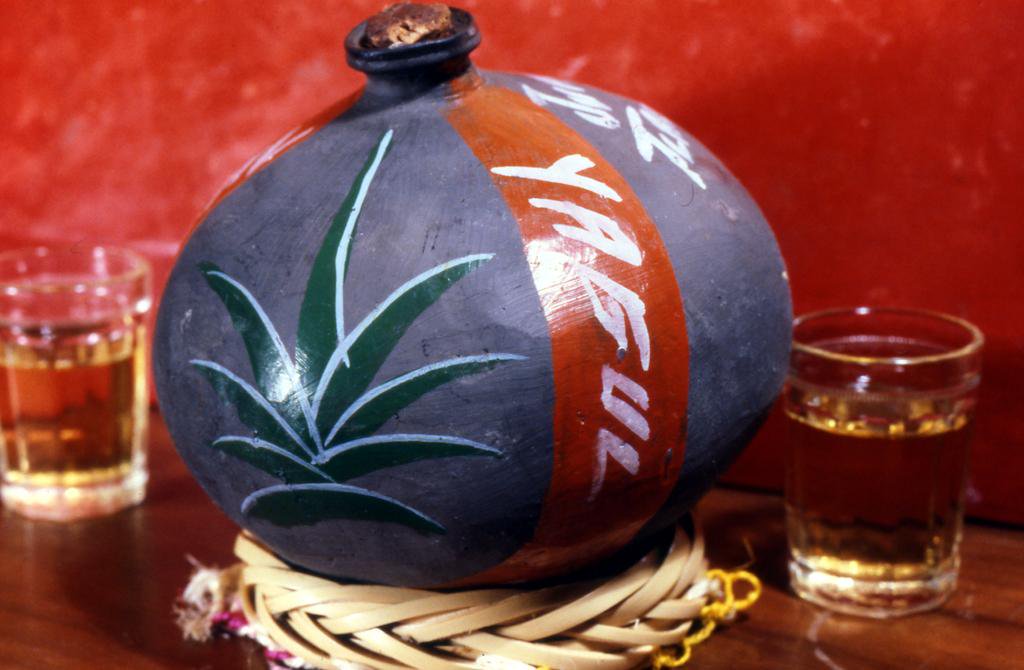 MiMuseoIndigena's tweet photo. "Para todo mal, mezcal; para todo bien, también… y si no hay remedio: litro y medio” (Dicho popular) #FelizLunes. https://t.co/xZn0hGOOIE