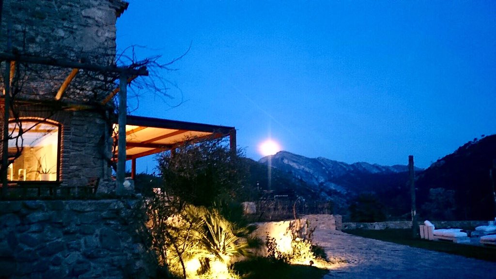 MasMariassa's tweet photo. Nits màgiques i sense filtres al Mas 🌙 ... Magical night without filters at Mas Mariassa! #bonanit #Visitcatalonia https://t.co/7OKvHnMGol