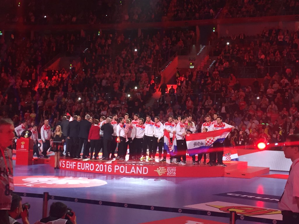 SPI_Split's tweet photo. Iznad svih #Hrvatska ! "@HRStwitt: Medalja je tu 🏅! 👏🏻
#iznadsvihHrvatska https://t.co/WiLOs0SQ6A"