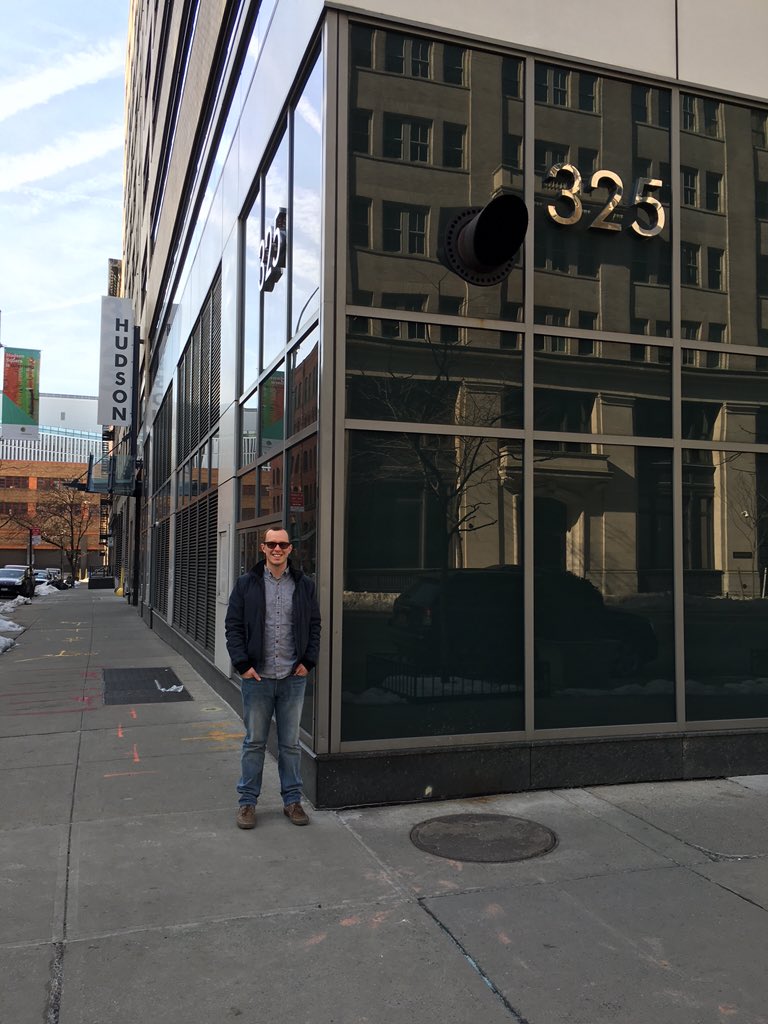 C_Skibo_'s tweet photo. Visiting the Crap Part of SoHo, not that crap @MenInBlazers @rogbennett @embassydavies #IsThatYourAnalysis #USAvISL https://t.co/gW5xNVYicU