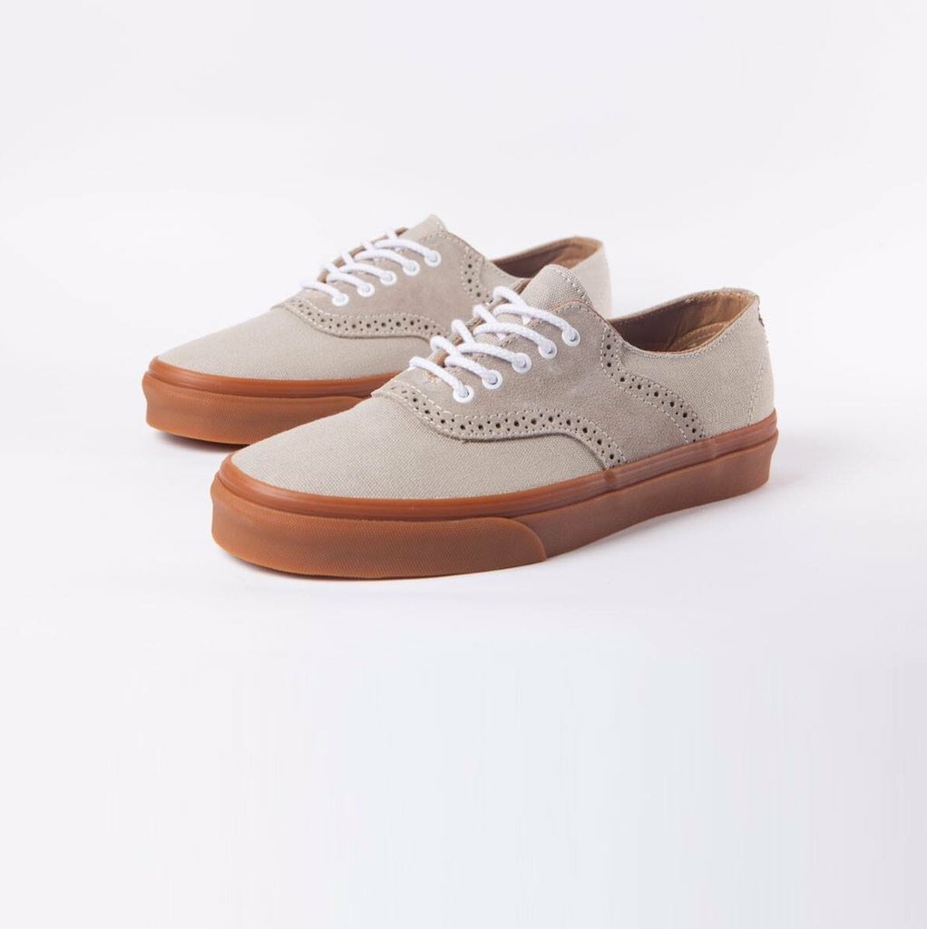 Adesso tutte le #vans della collezione #FW15 le porti via con soli €50.00, che aspetti???

#yankeeshop#sales#saldi