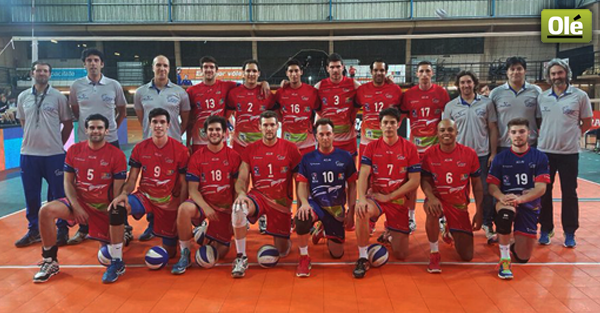DiarioOle's tweet photo. #Voley | Insolita protesta en apoyo a #PilarVoley en la #LigaNacional ► https://t.co/tldr2Ehx6i https://t.co/QwSxU7ereu