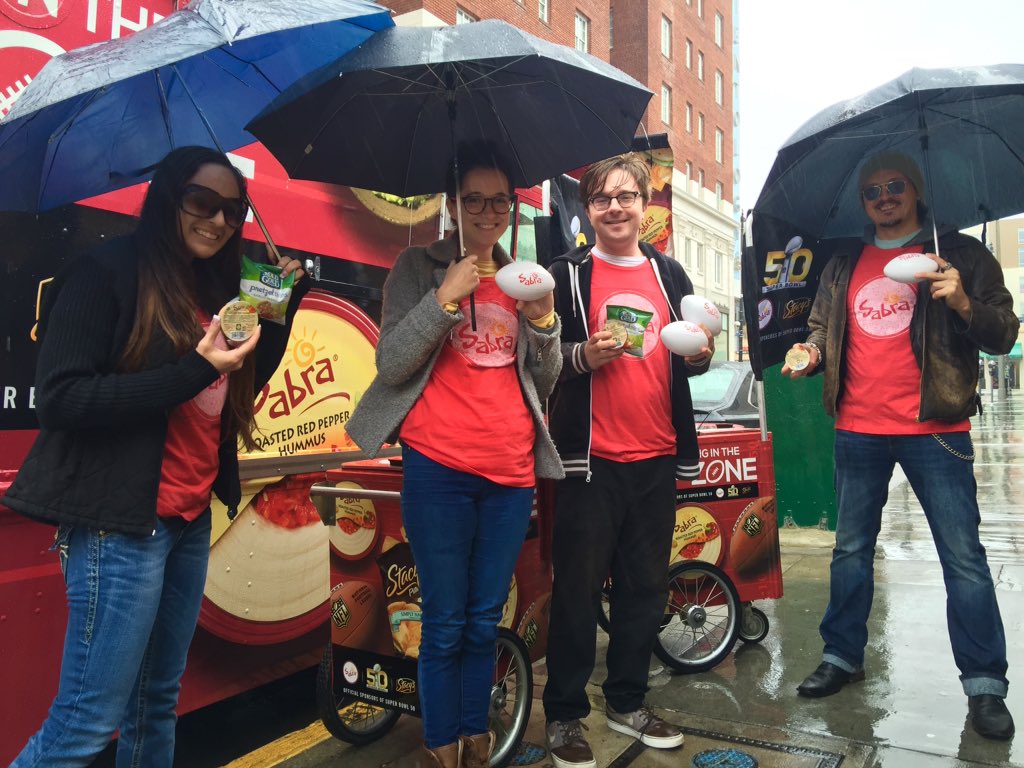 SabraTour2016's tweet photo. Hey #Hollywood! Rain or shine, we sample! 🌧 Get your #Sabra while you can! #DipZone 🏈 Next stop, the #SuperBowl50! https://t.co/hBN37HxKJj